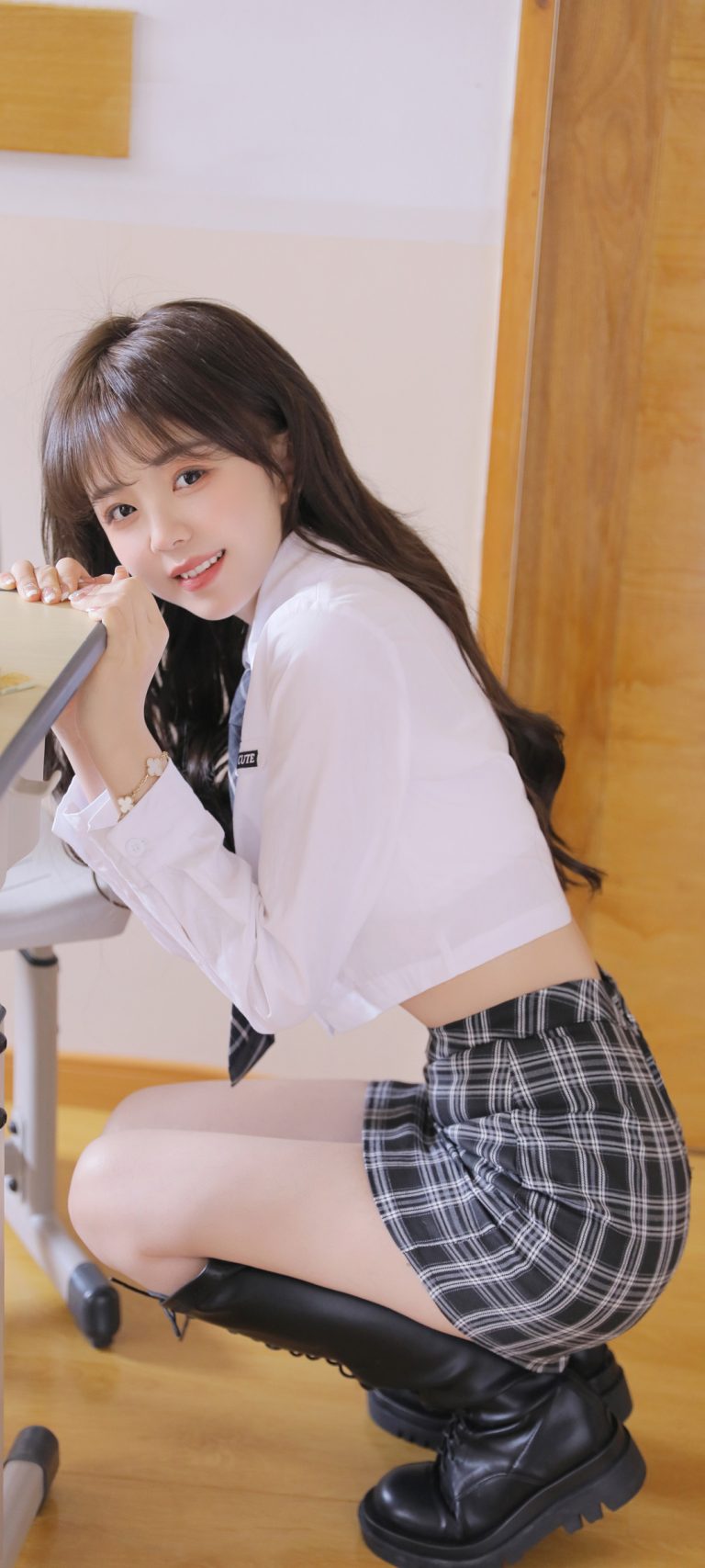 可爱小姐姐 白色衬衫 方格包臀裙美女 手机壁纸