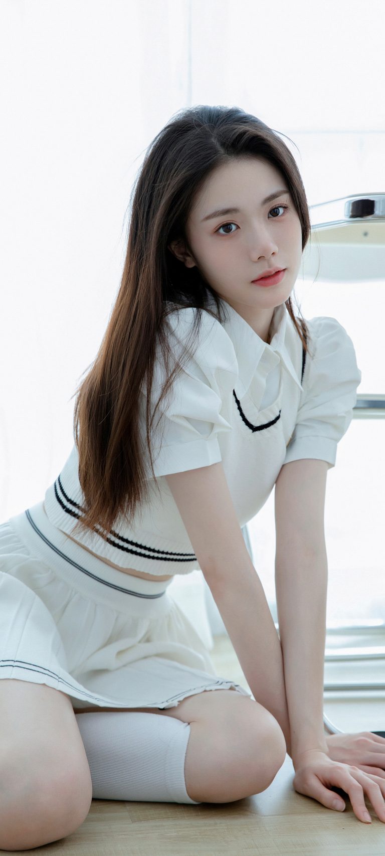 居家长发美女白色毛衣百褶裙美女手机壁纸