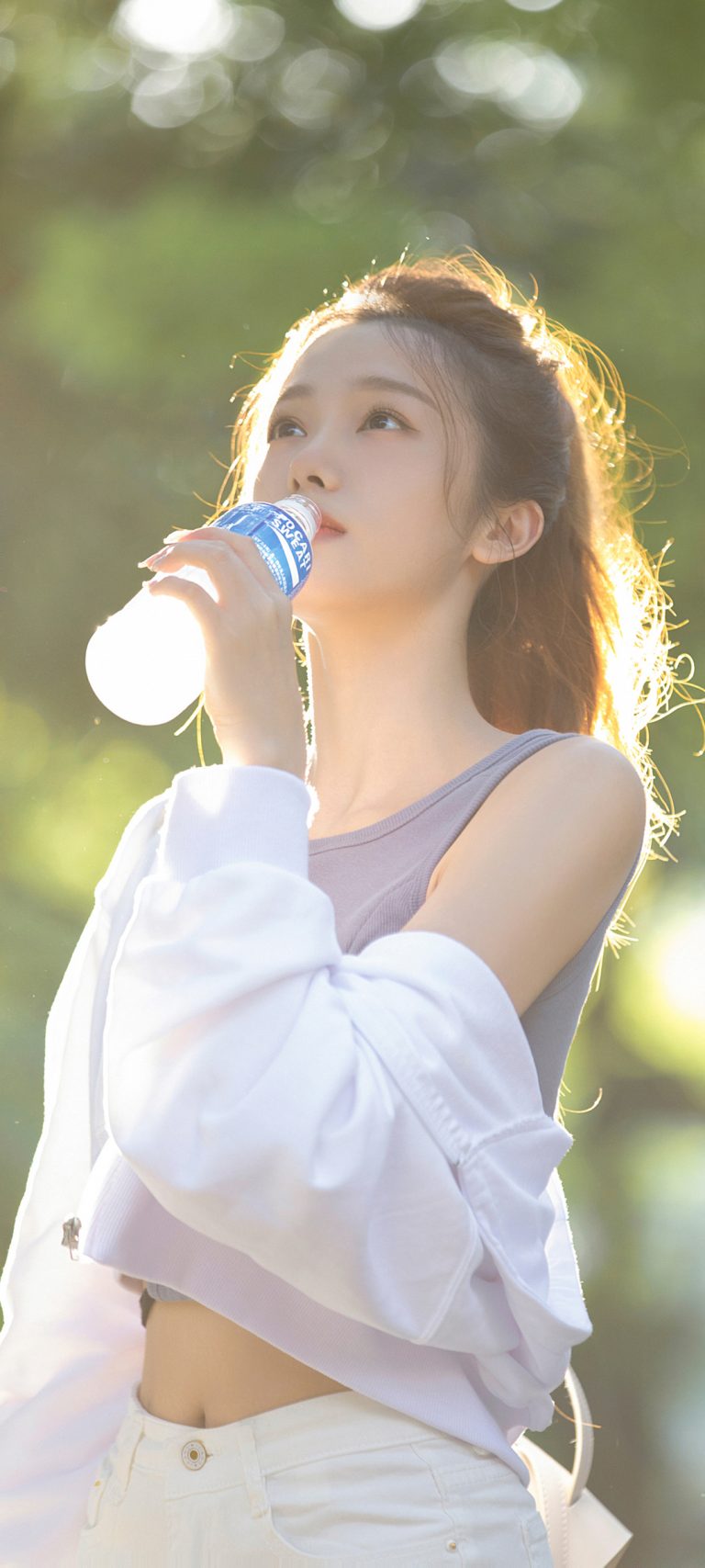 喝水的美女手机壁纸