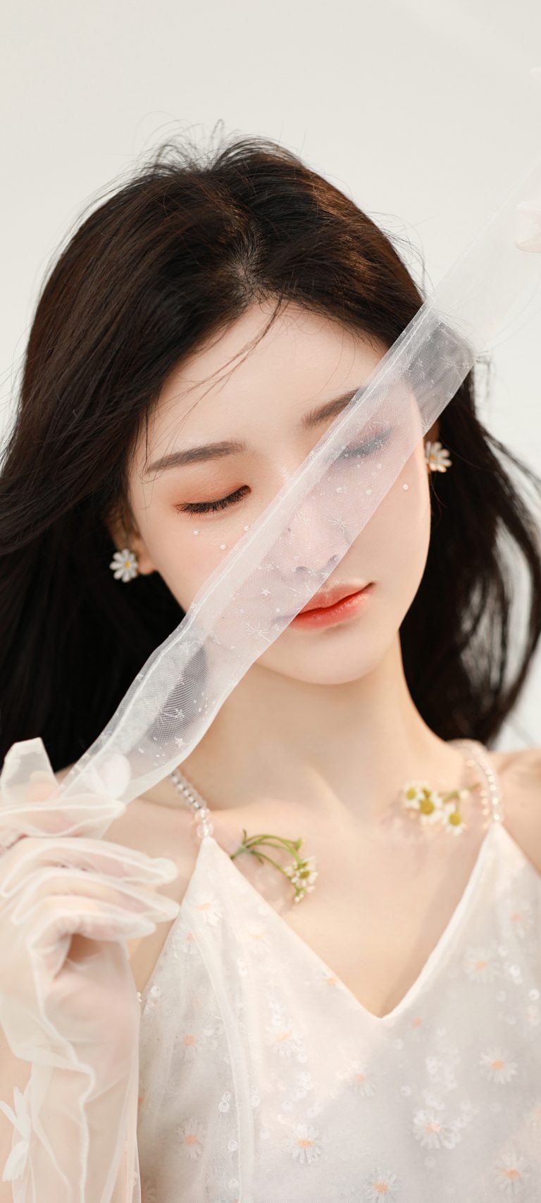 白色裙子 美女 闭眼 唯美好看美女手机壁纸